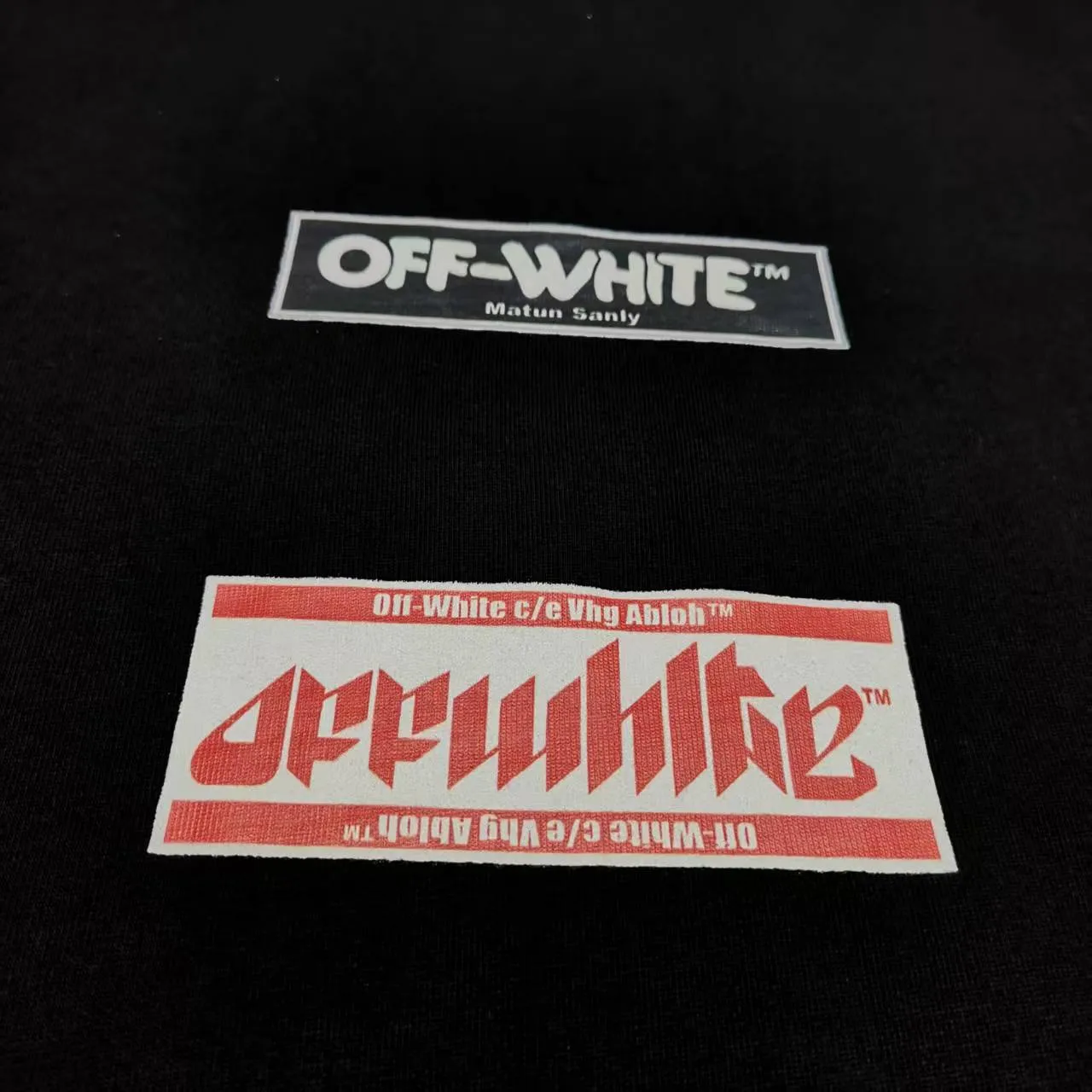 The top proven version OFF-WHI* 25SS new printed short-sleeves, loose fit, the same style for male and female couples stars. American designer Virgil Abloh founded the luxury street brand Off-White based on the pop culture of the younger generation. Walking between street culture and high-end fashion, contemporary elements are used to interpret youth culture, and fine workmanship is used to interpret trendy clothing. Photos, paintings and eye-catching graphic printing are all sources of inspiration for the designer. 32 counts of 260g double yarn pure cotton fabric, the printing uses Kornit digital direct injection technology, and the picture is clear. The white glue base ensures the firmness of the printing, and machine washing is stress-free - 1:1 original mold opening, ZP development, perfectly restored to the original version, produced by a large factory, not produced by a small factory on the market, fine wiring, top-notch craftsmanship, welcome to compare - A full set of customized accessories for collar labels, hang tags, and wash water labels - Exclusive logo packaging - No matter age, body shape or gender, it is very suitable for both men and women. All details are real photos, buy with confidence. Color: Black White Size: S-XL P;120